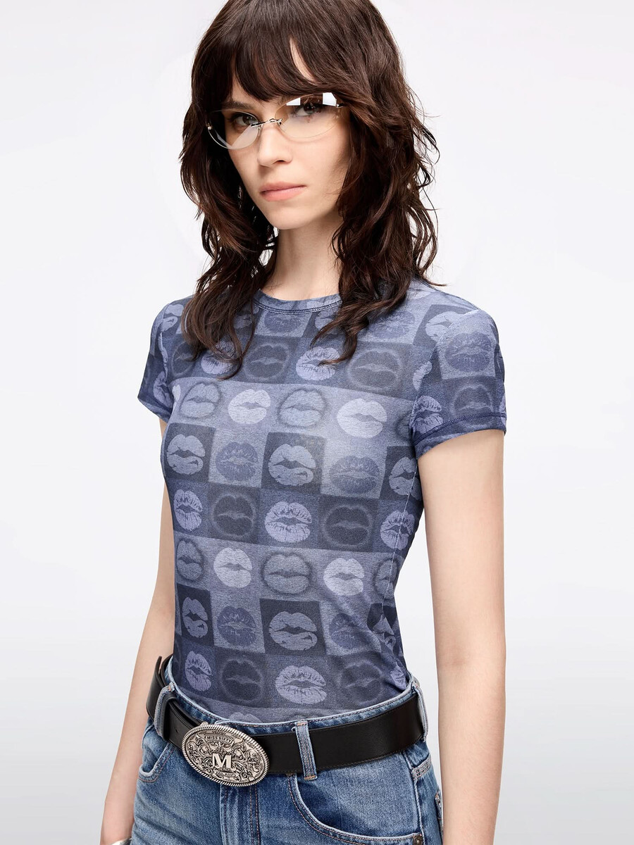 camiseta ajustada con estampado de labios