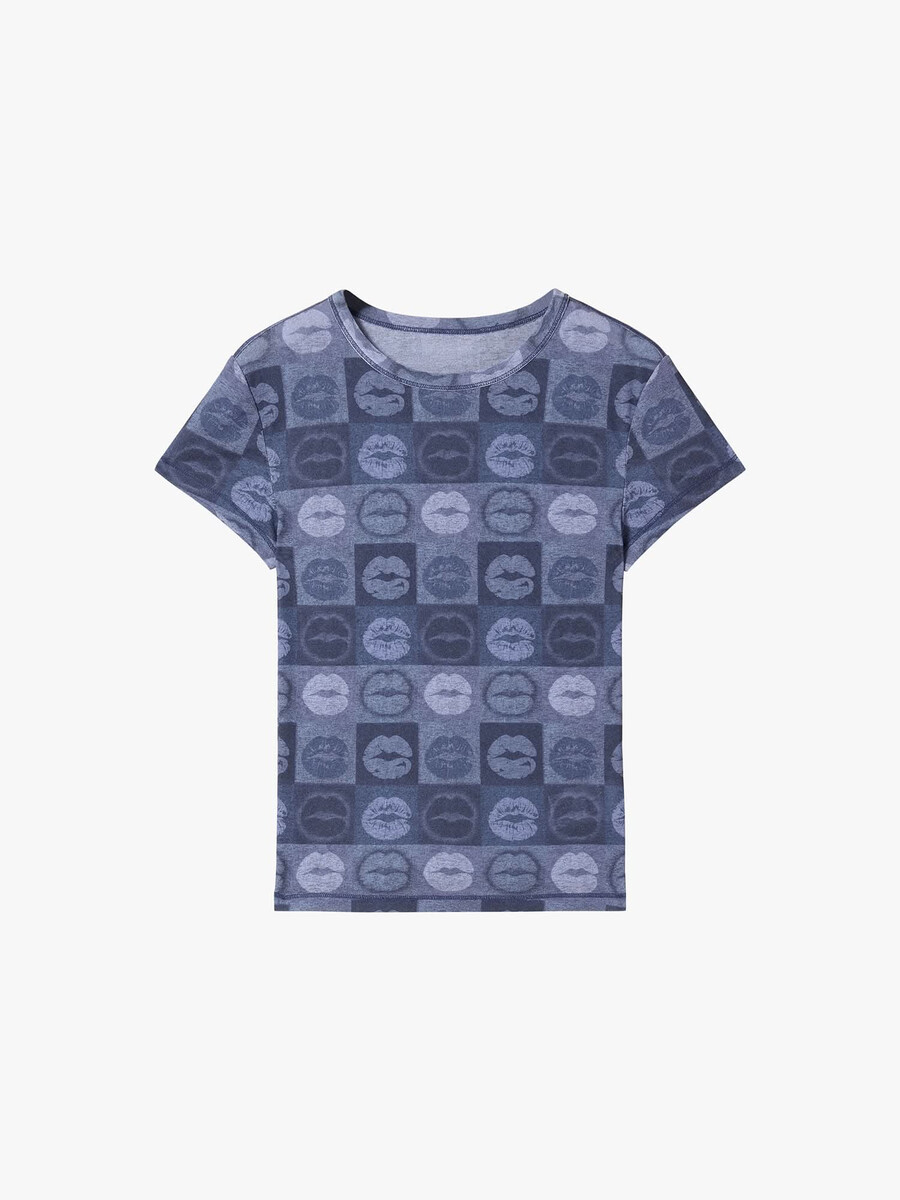 camiseta ajustada con estampado de labios