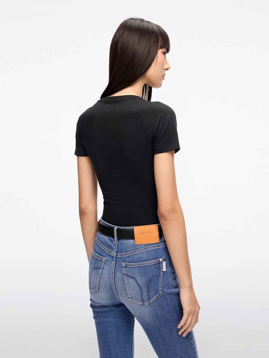 camiseta corta con cordones