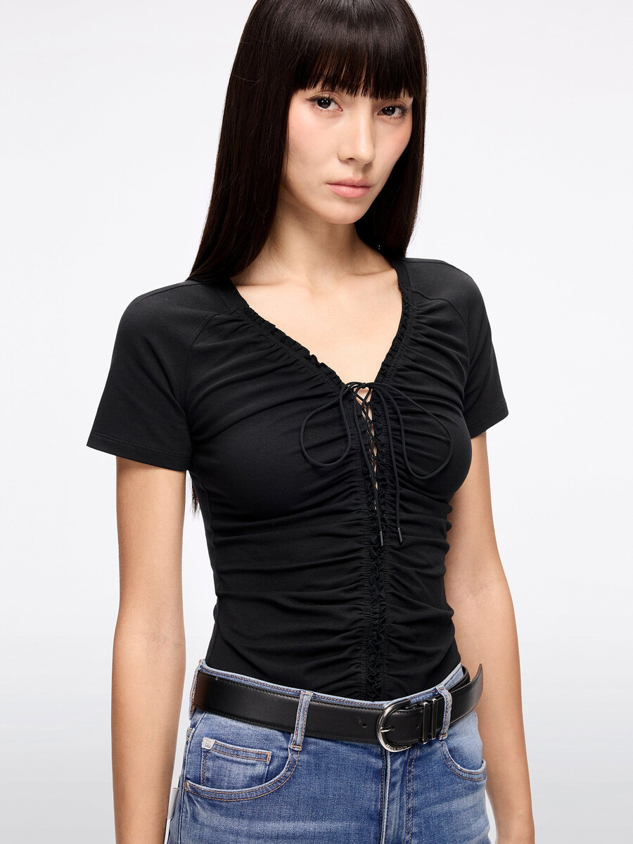 camiseta corta con cordones