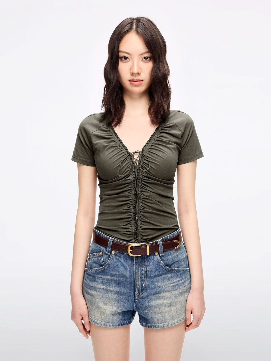 camiseta corta con cordones
