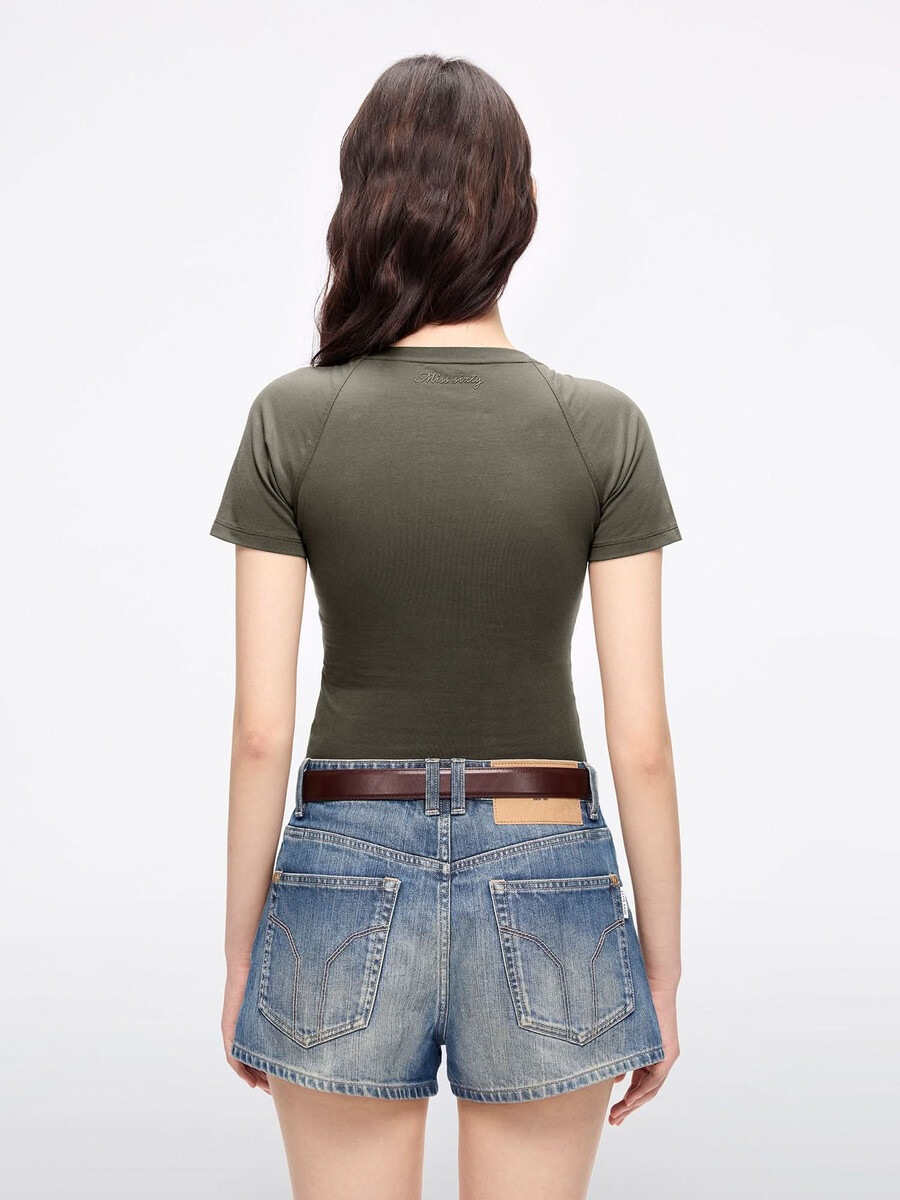 camiseta corta con cordones