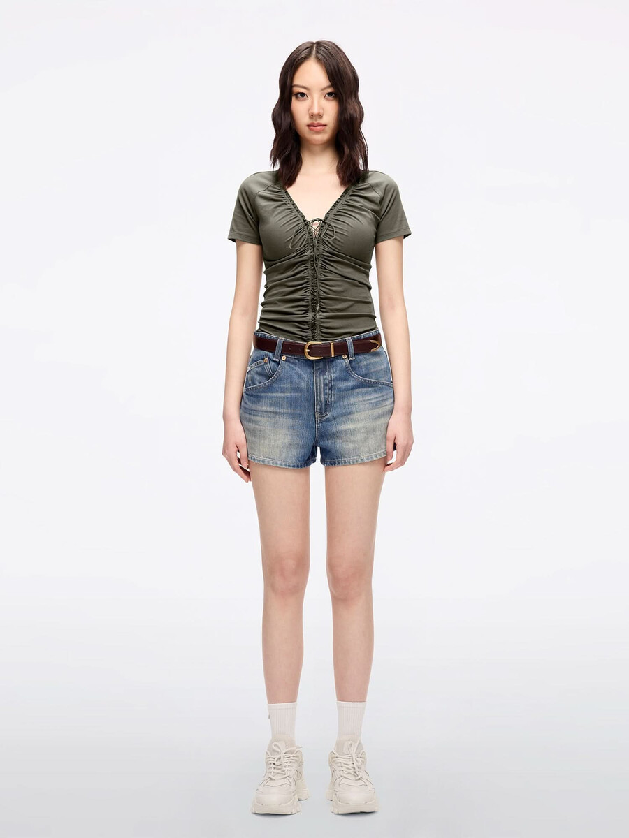 camiseta corta con cordones
