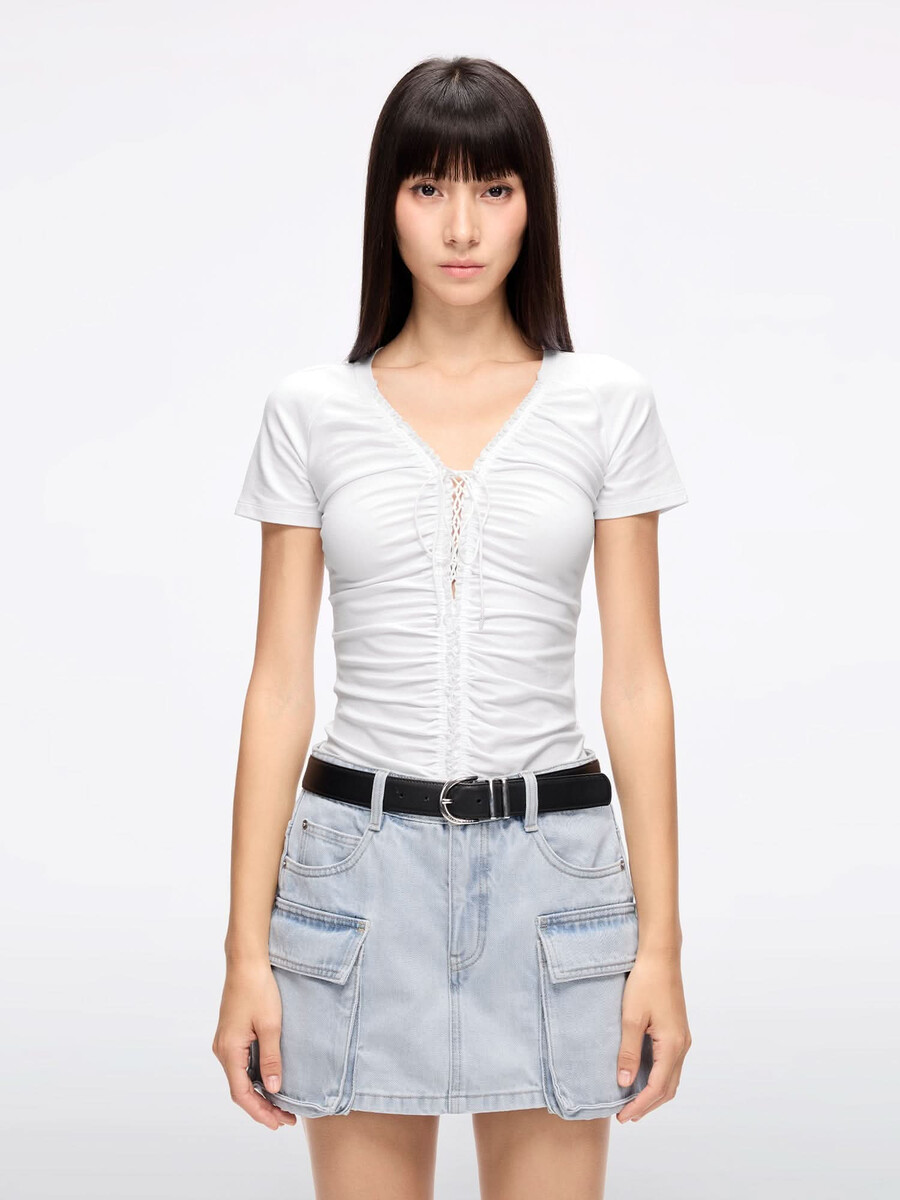 camiseta corta con cordones