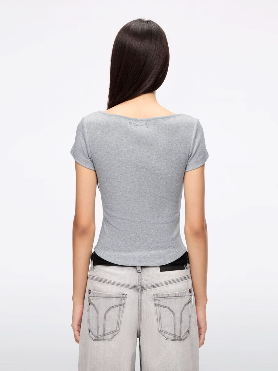 camiseta corta con panel de encaje