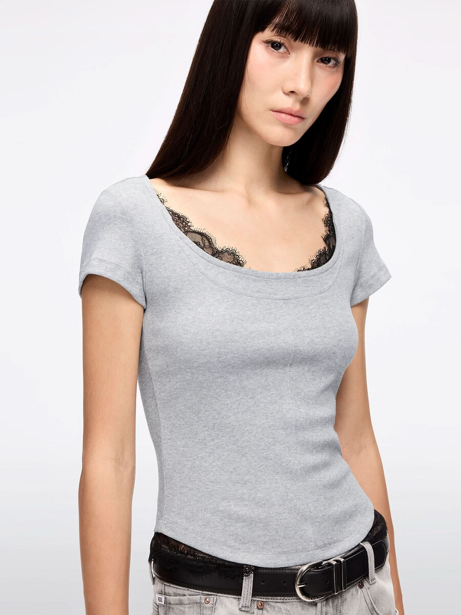camiseta corta con panel de encaje