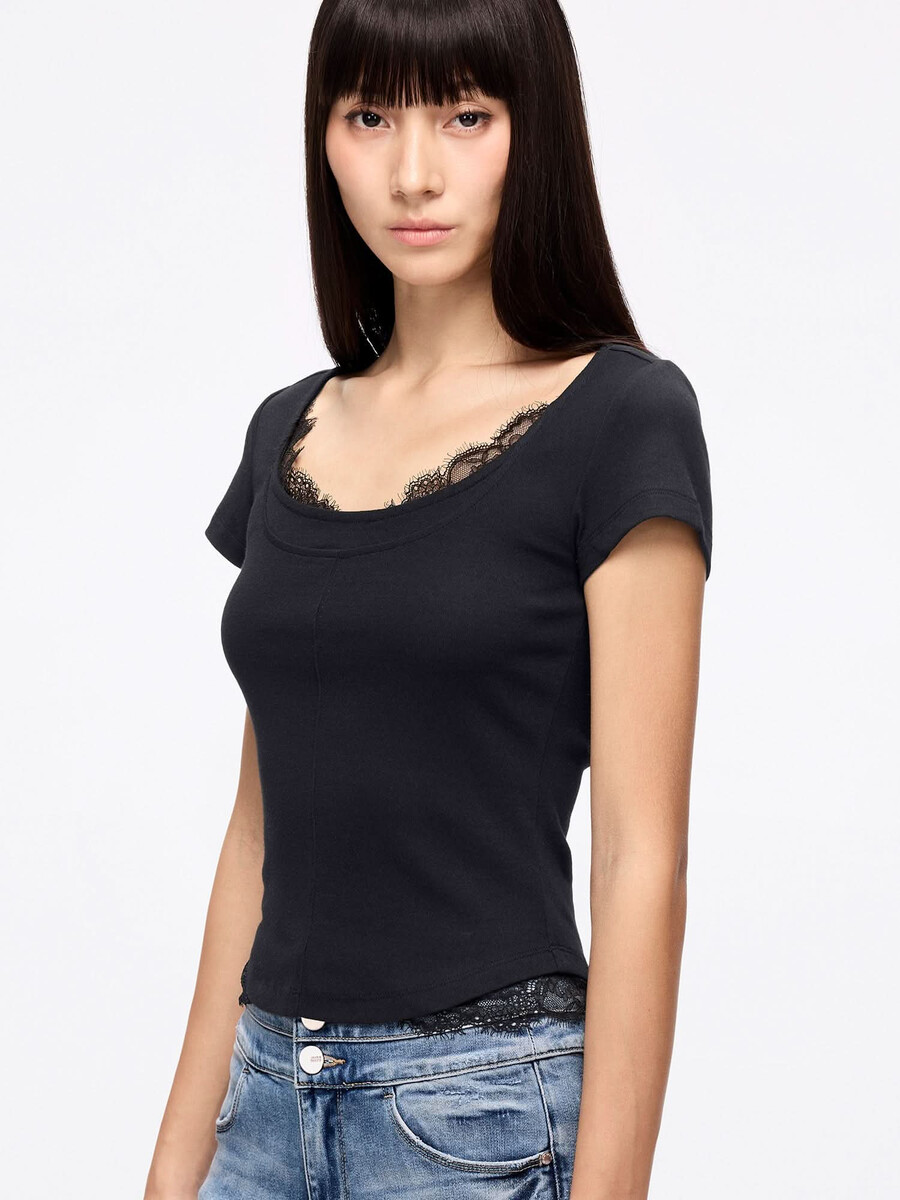 camiseta corta con panel de encaje