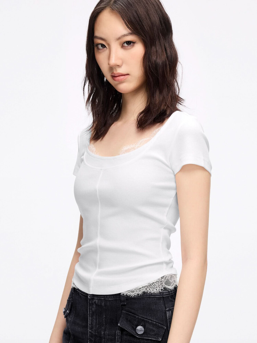 camiseta corta con panel de encaje