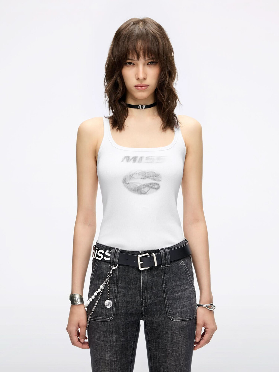 camiseta sin mangas con estampado de labios