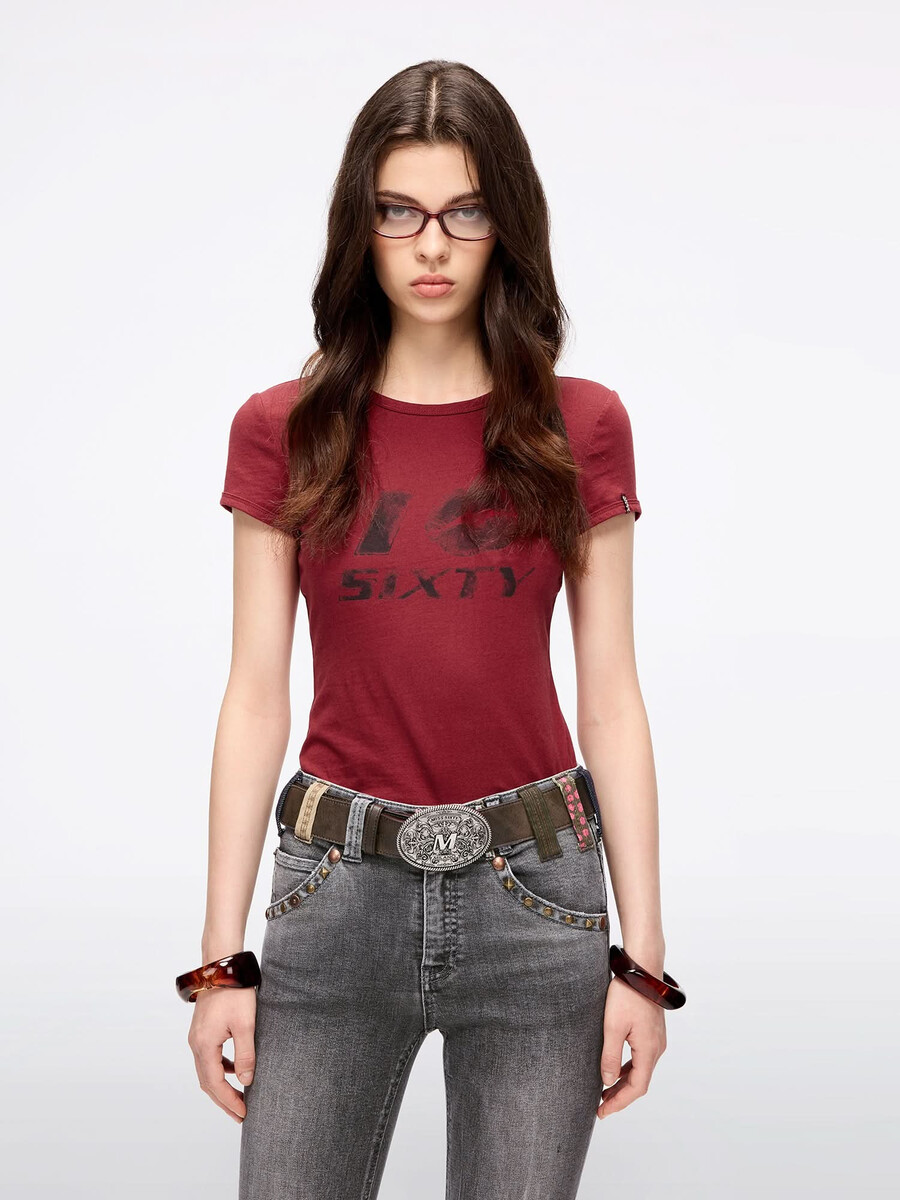 camiseta estampada de corte entallado