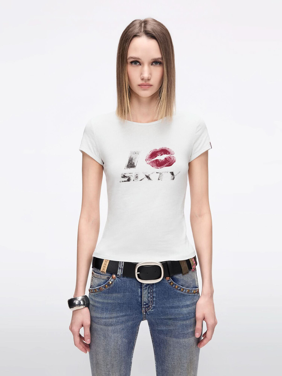 camiseta estampada de corte entallado