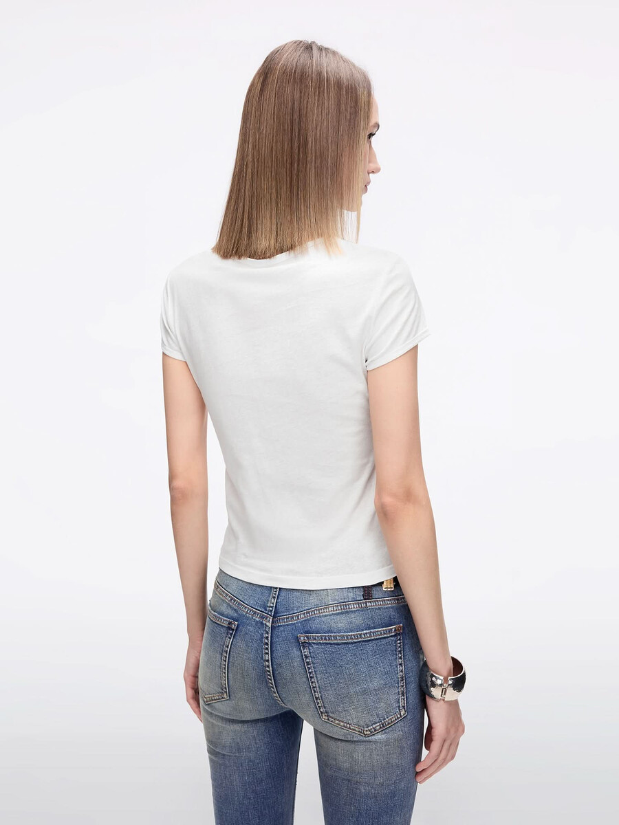 camiseta estampada de corte entallado
