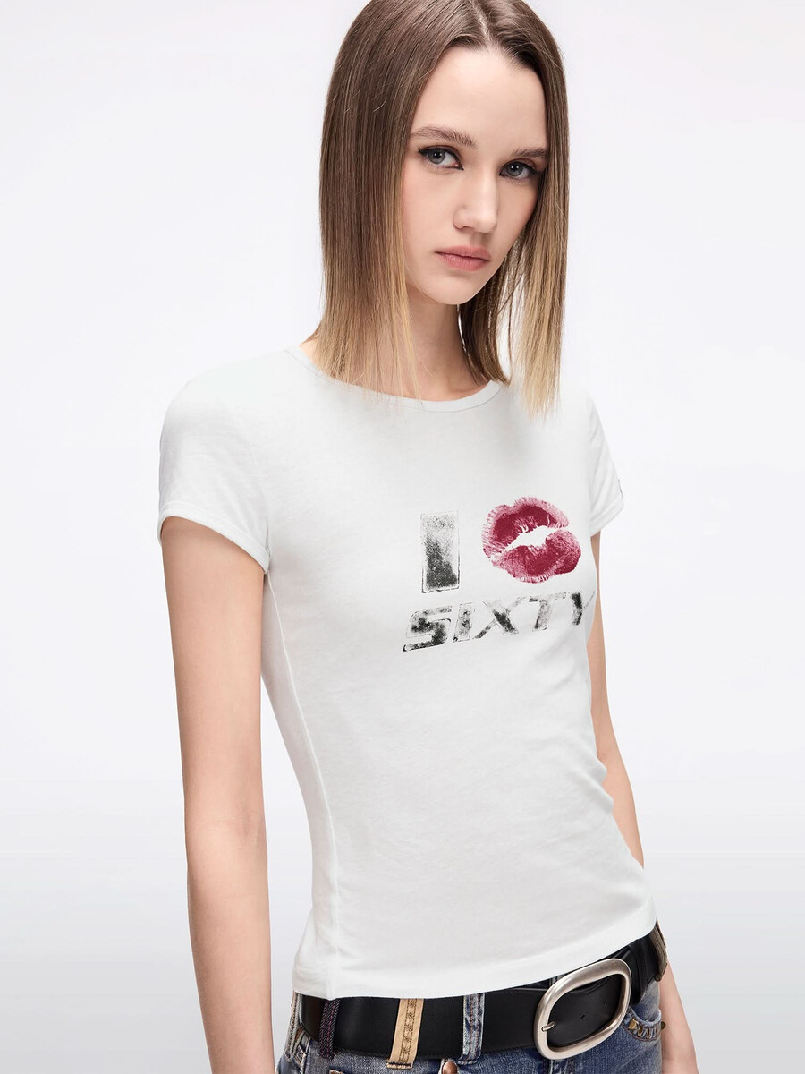 camiseta estampada de corte entallado