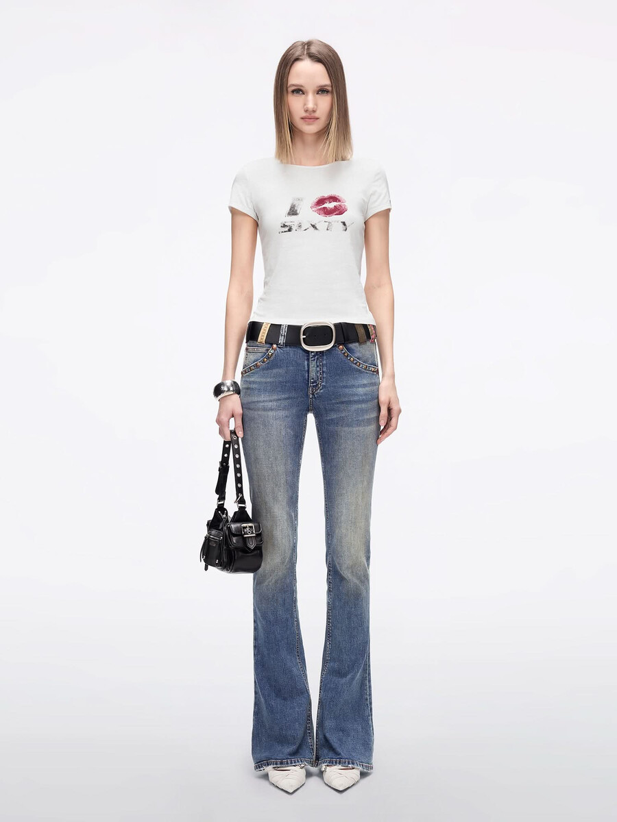 camiseta estampada de corte entallado