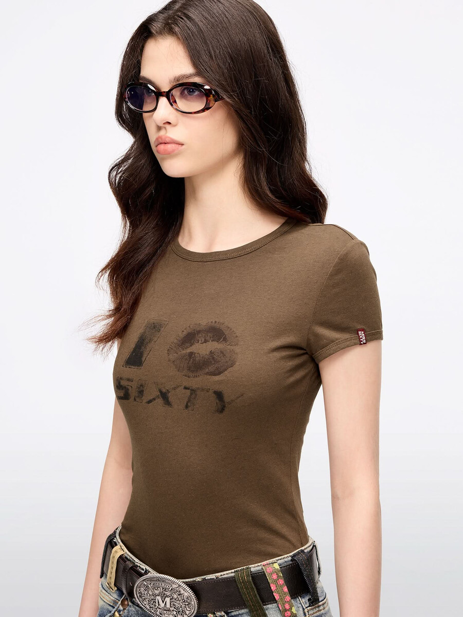 camiseta estampada de corte entallado