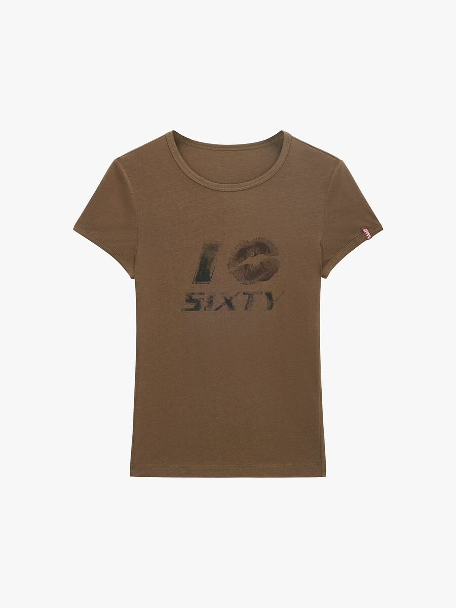 camiseta estampada de corte entallado