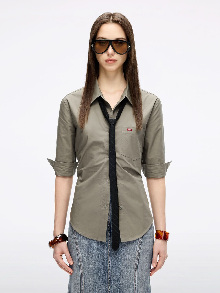 camisa con lazo en la espalda
