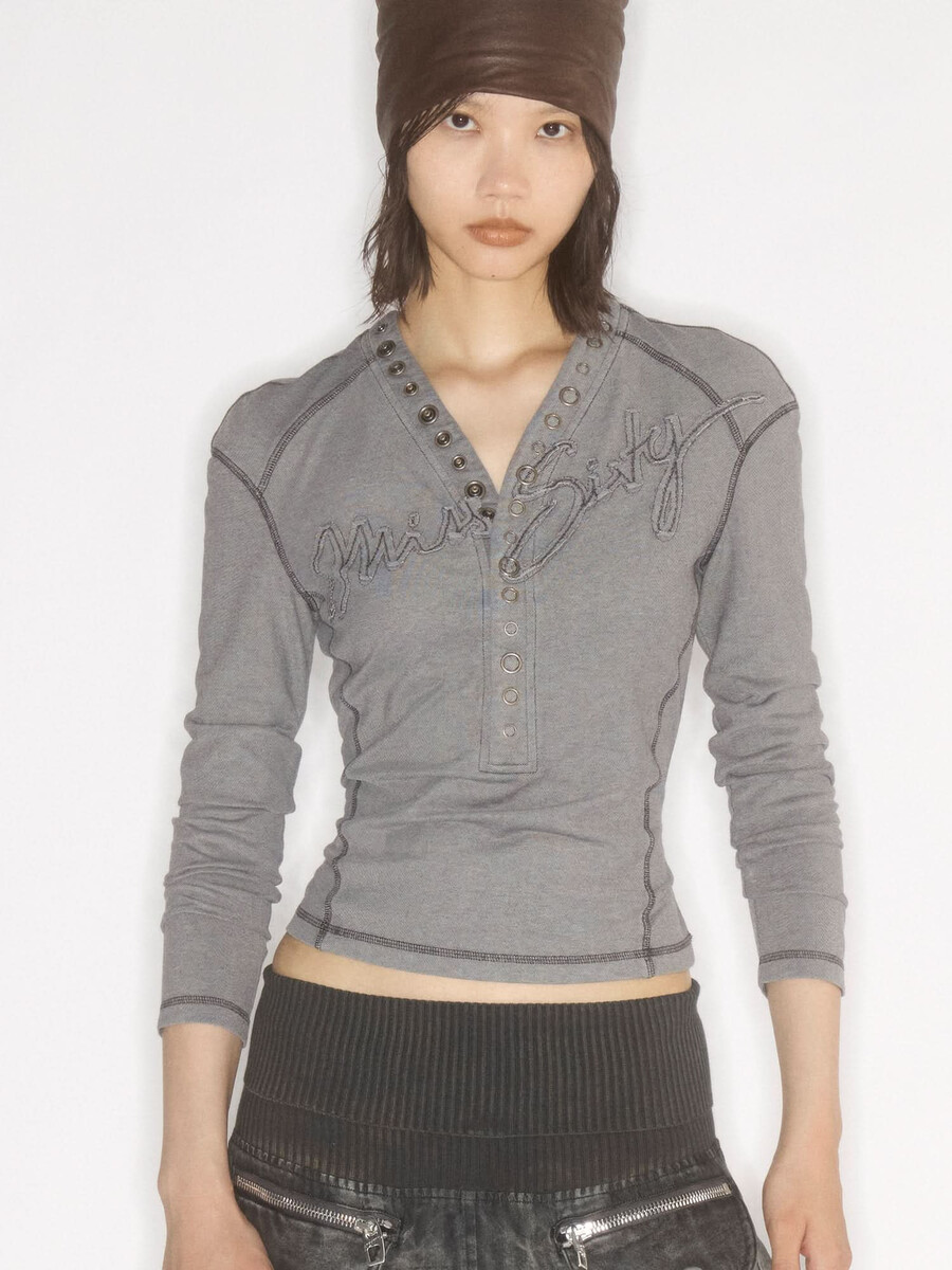 camiseta con parches de logotipo