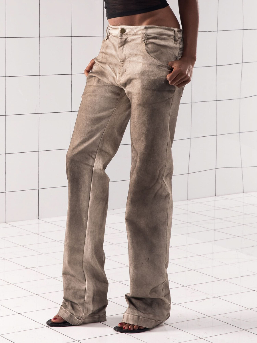 jeans de pierna recta con pulverizador de aire