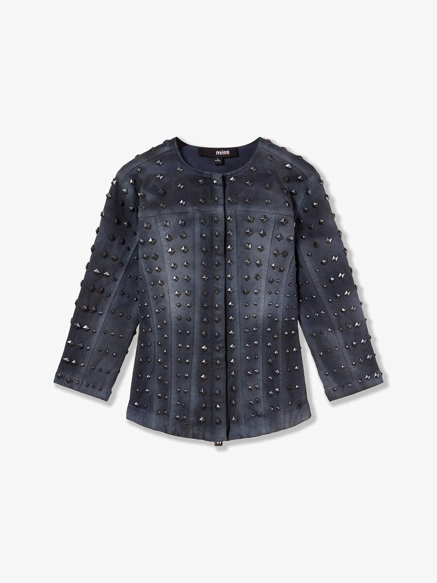 chaqueta con tachuelas