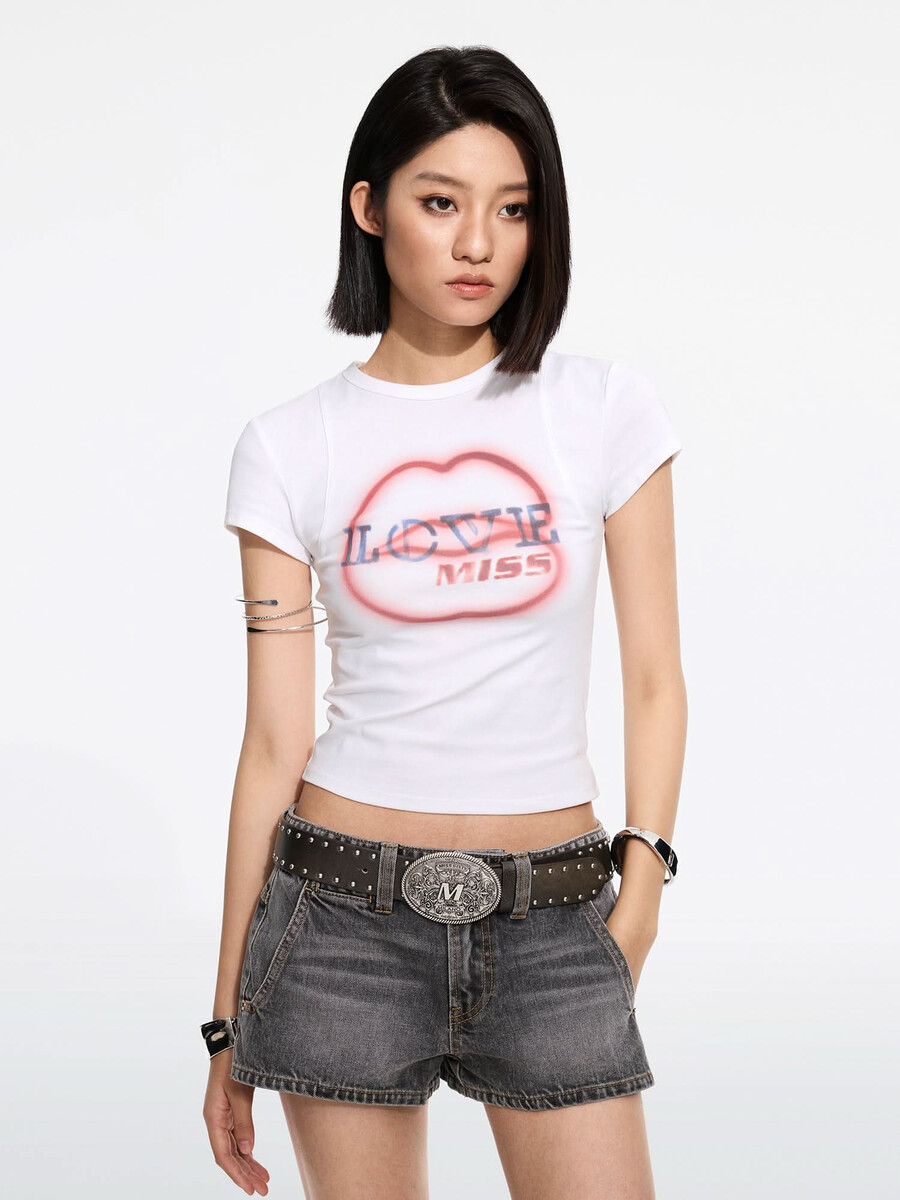 camiseta con estampado de labios