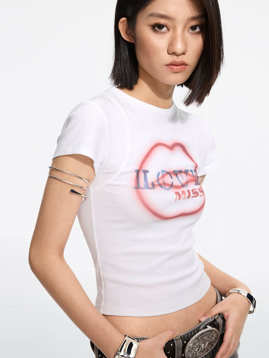 camiseta con estampado de labios
