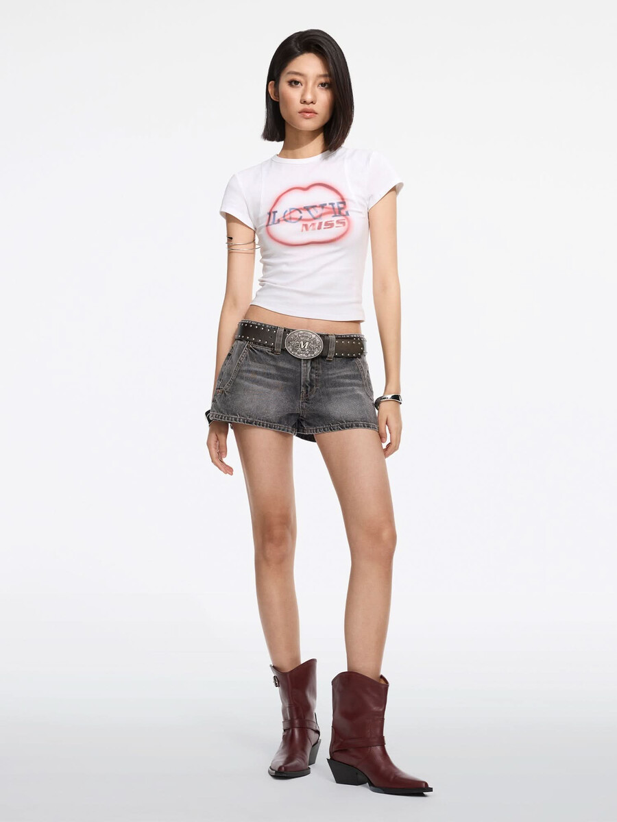 camiseta con estampado de labios