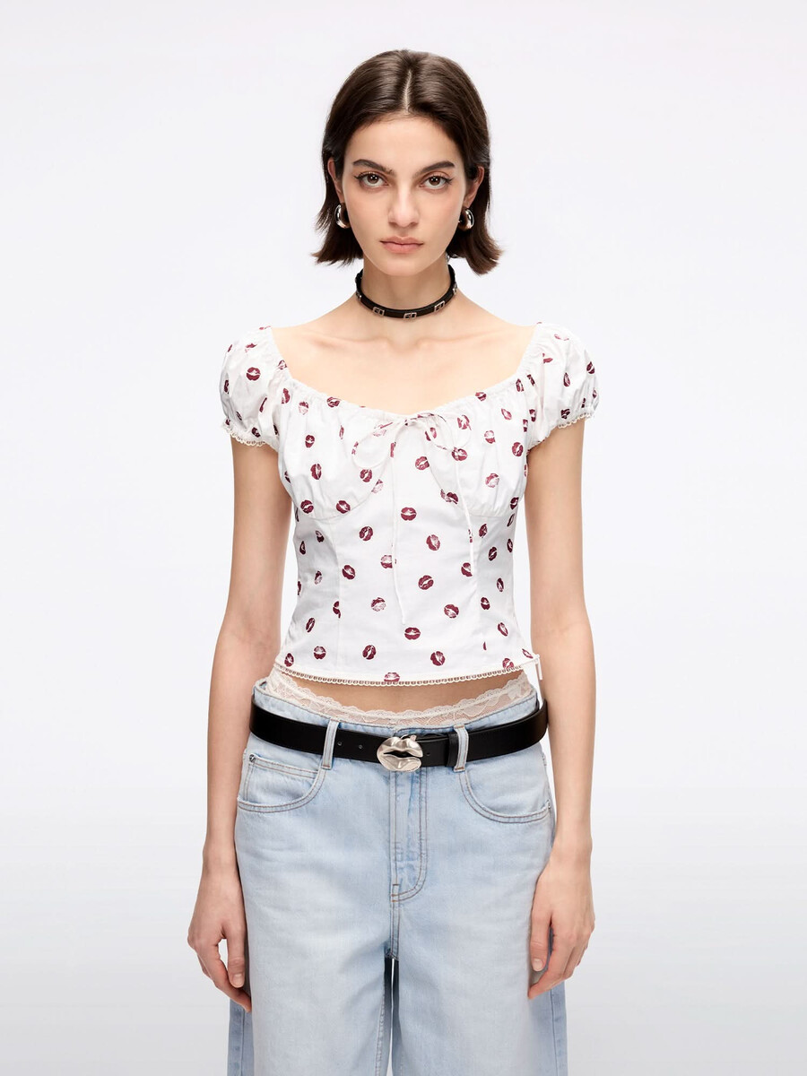 camisa corta con estampado de labios