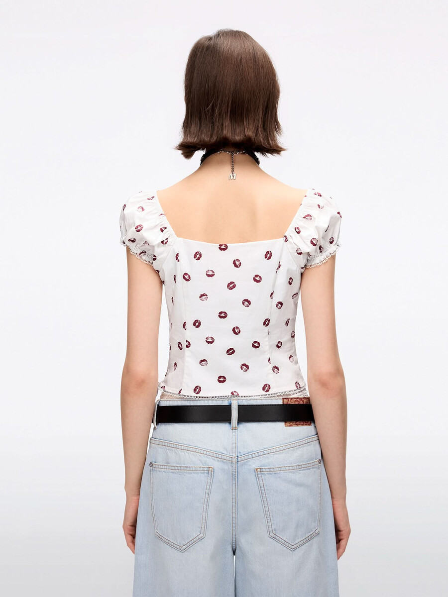 camisa corta con estampado de labios