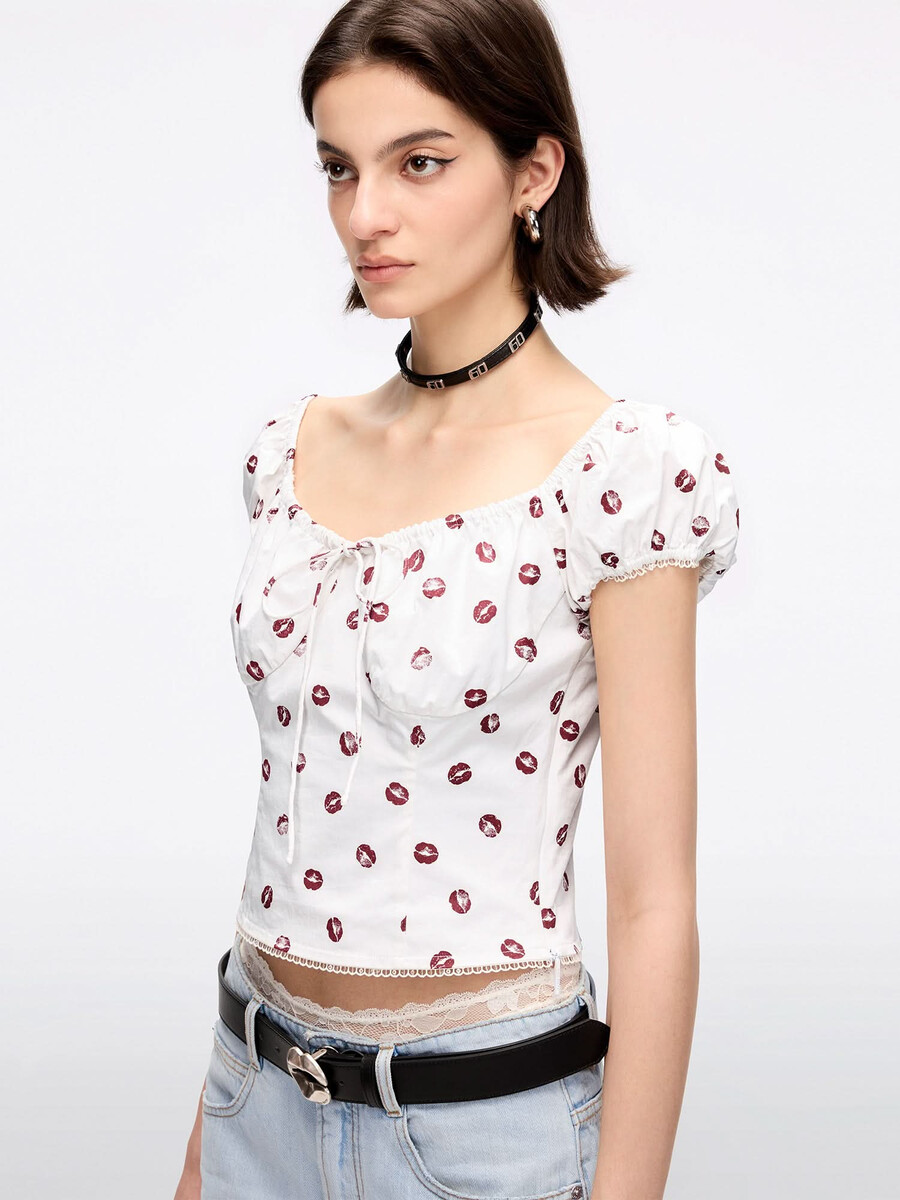 camisa corta con estampado de labios