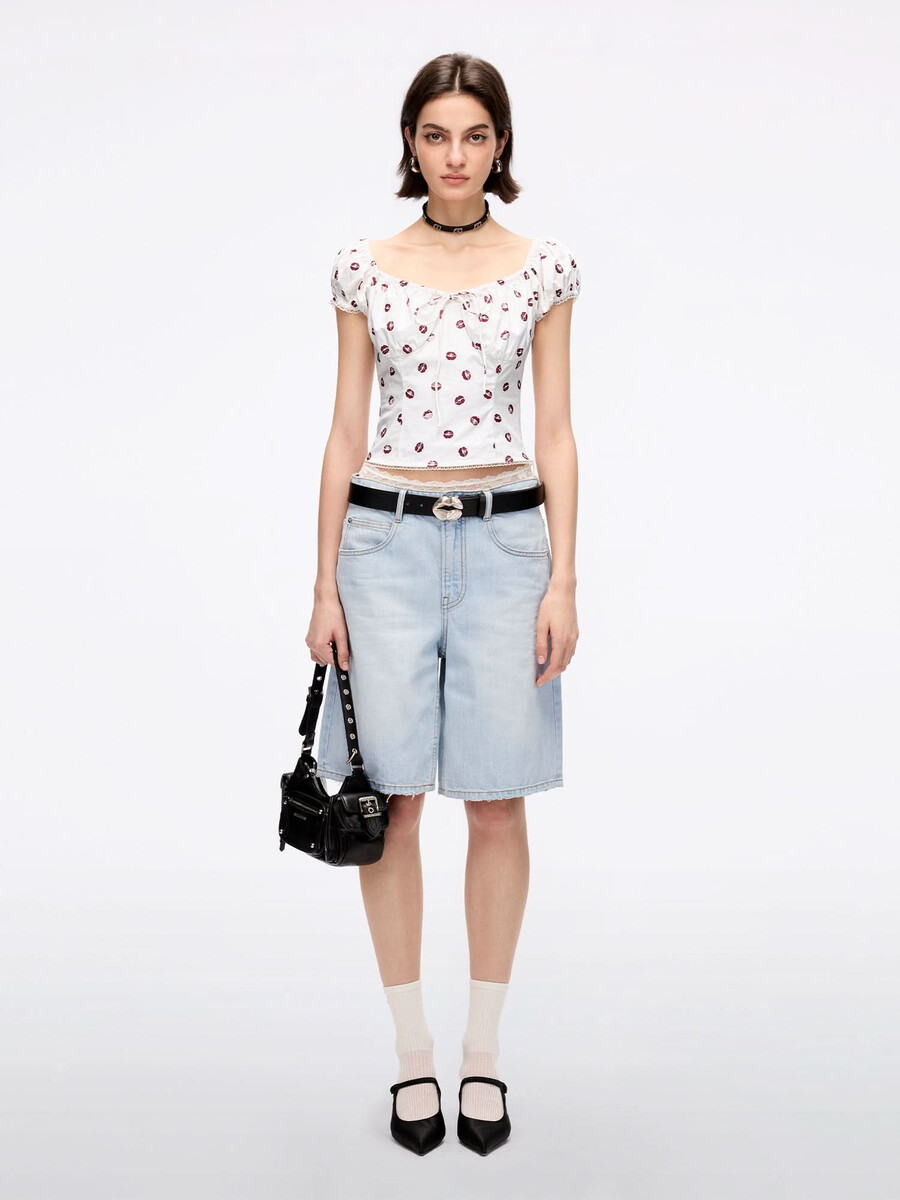 camisa corta con estampado de labios