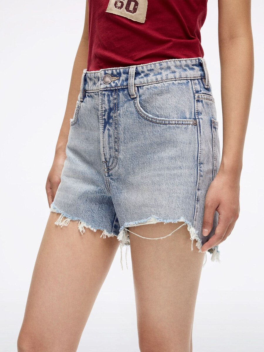 shorts vaqueros con estampado de labios