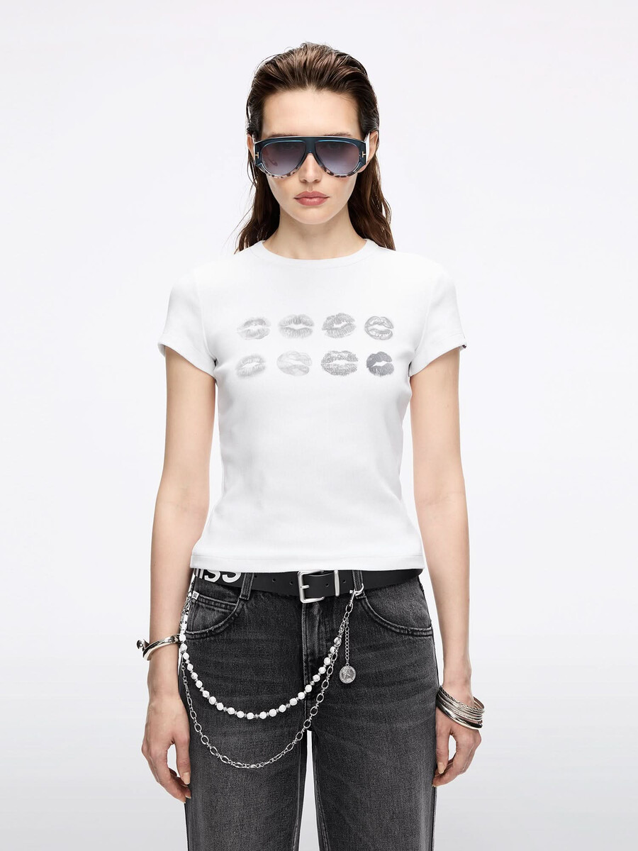 camiseta con cuello redondo y estampado de labios