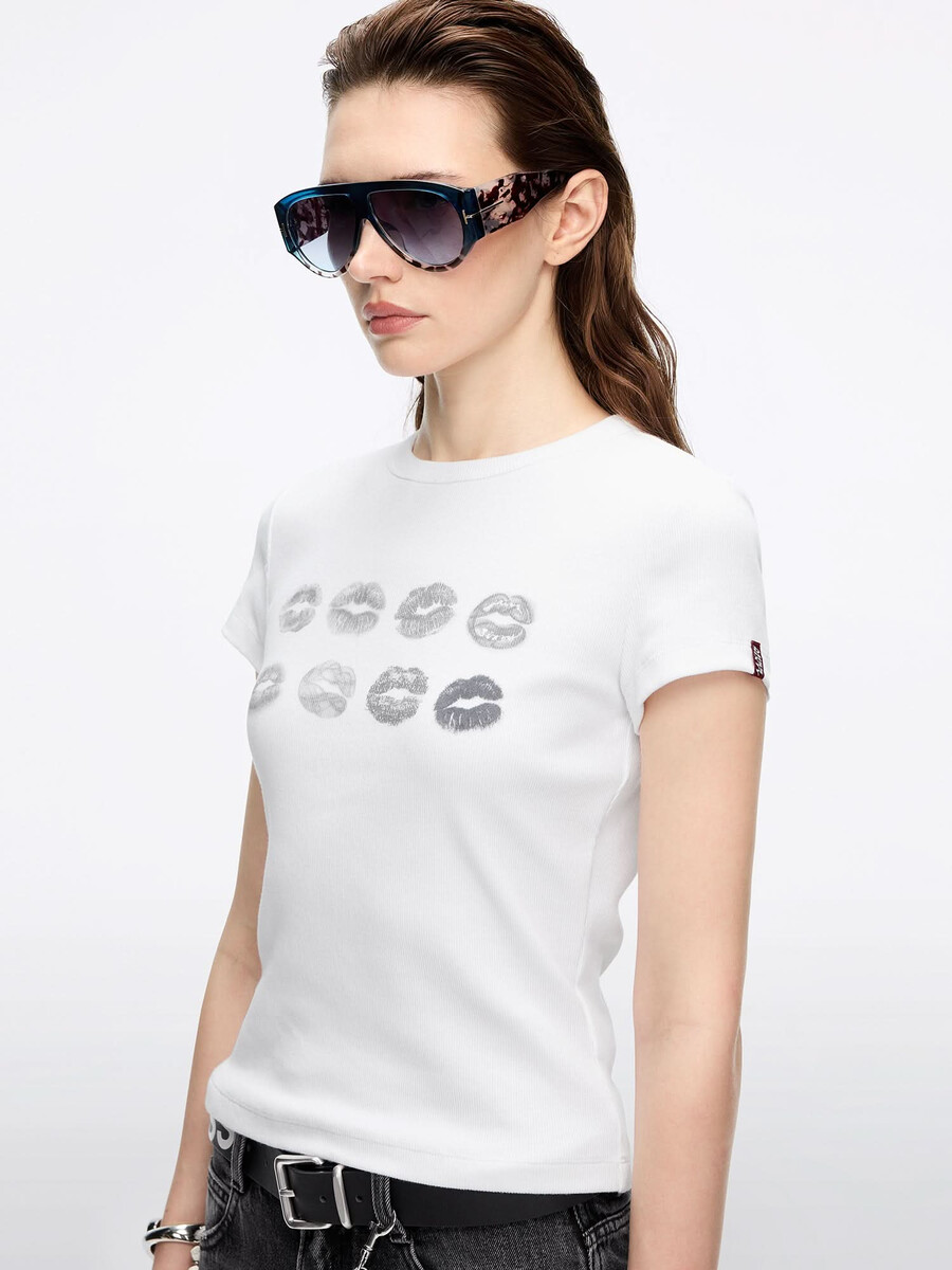 camiseta con cuello redondo y estampado de labios