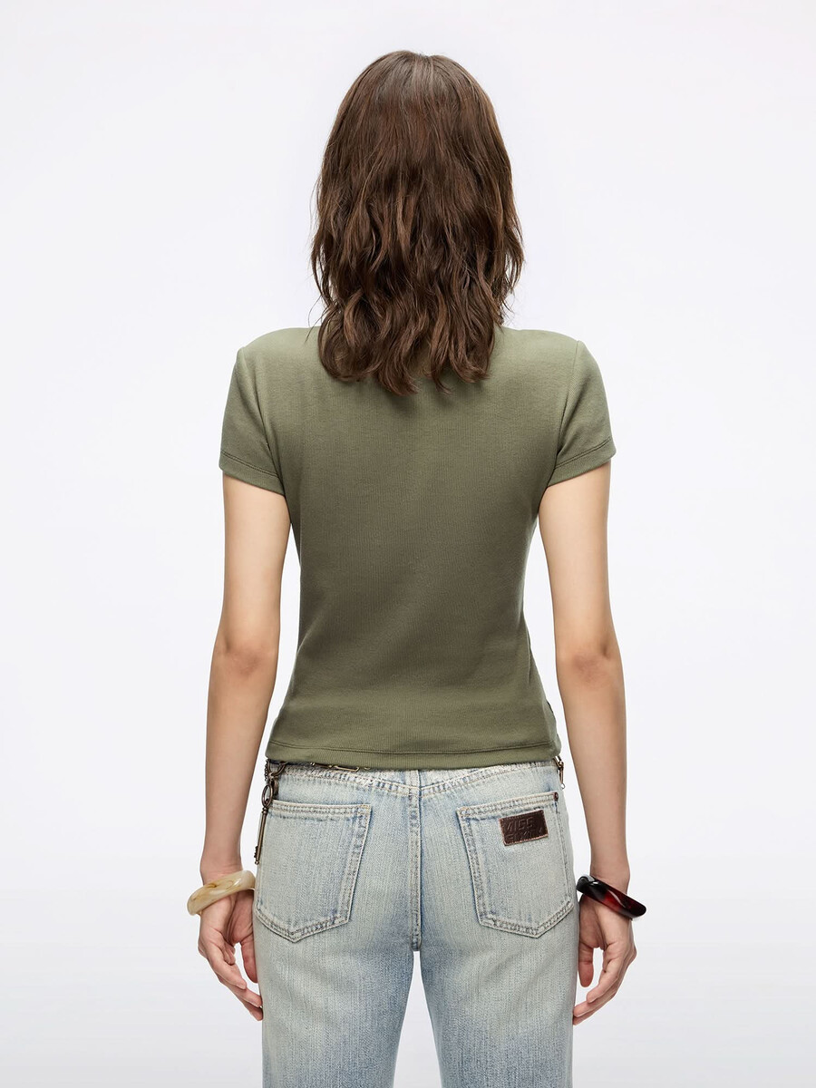 camiseta con cuello redondo y estampado de labios
