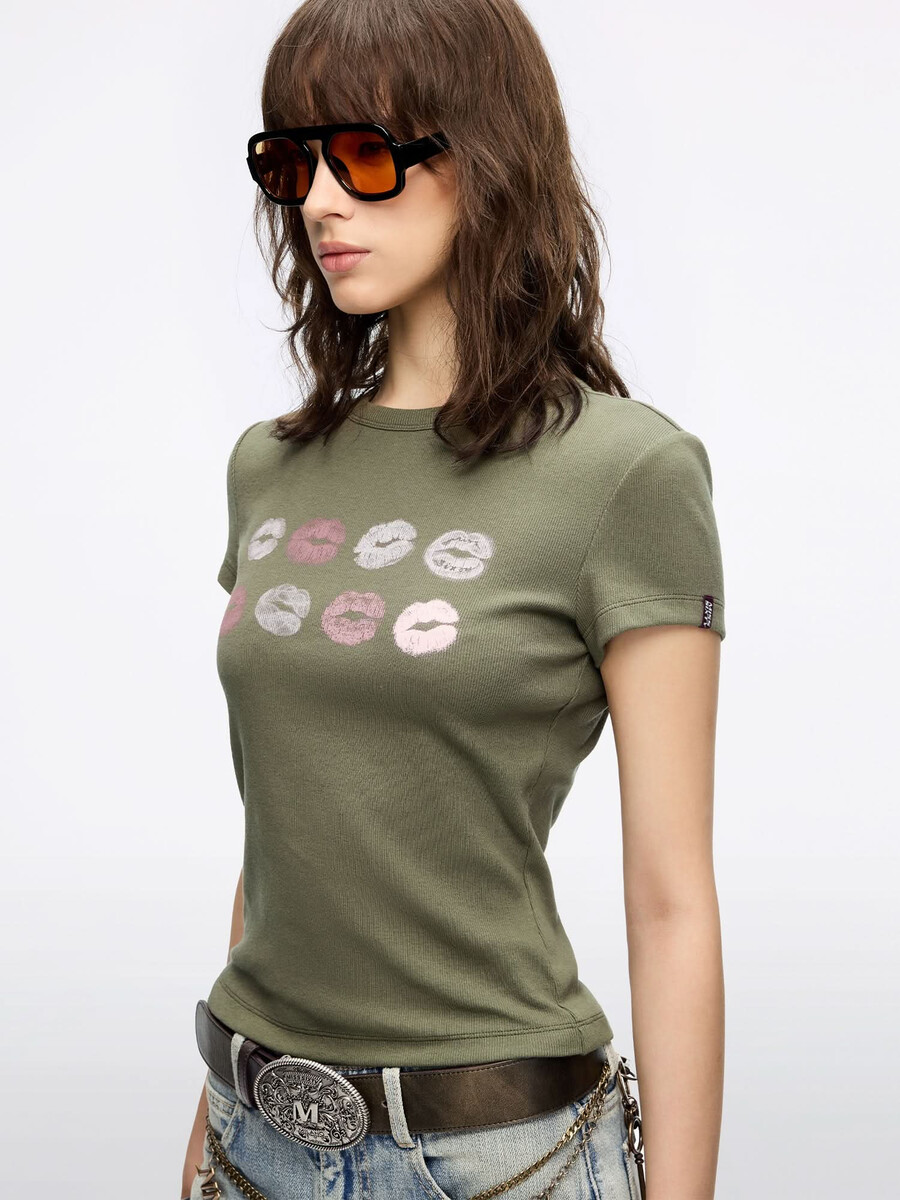 camiseta con cuello redondo y estampado de labios
