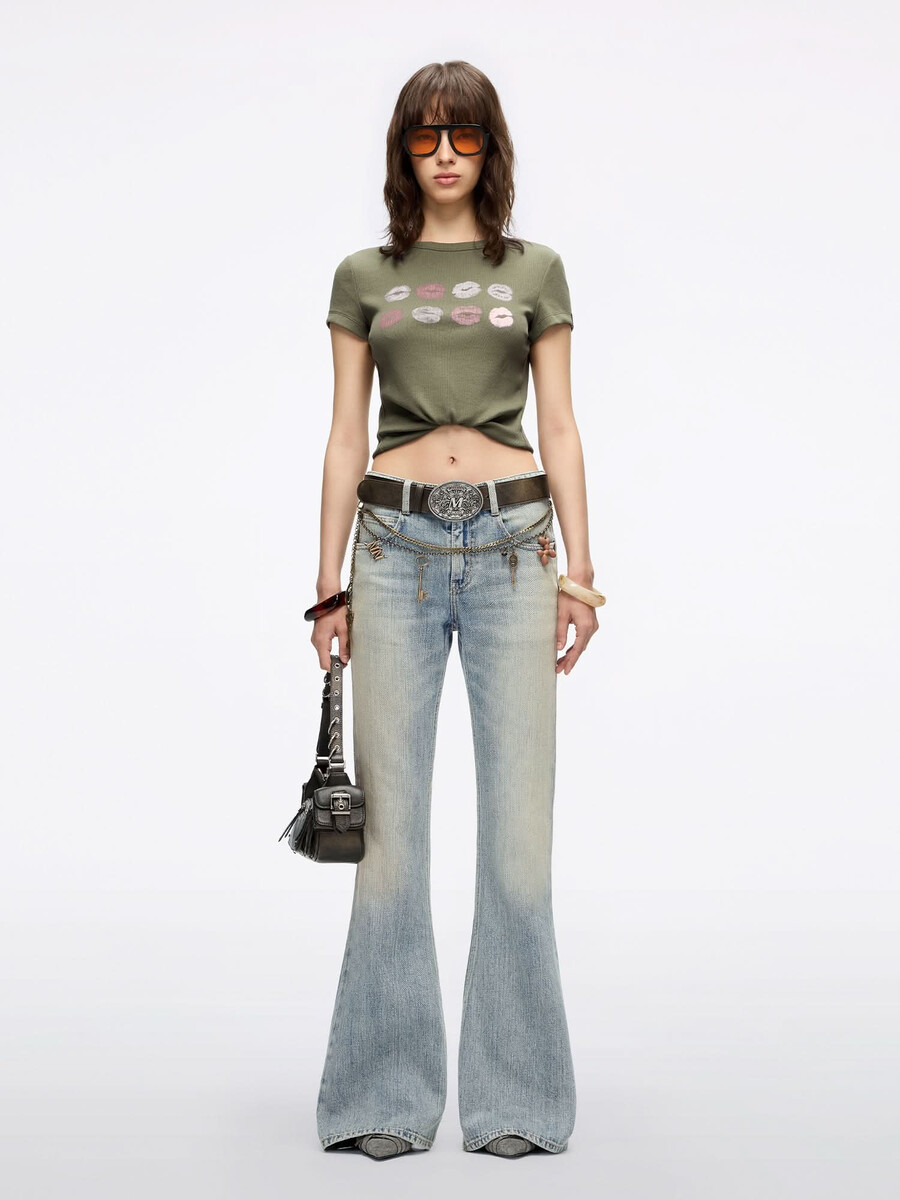 camiseta con cuello redondo y estampado de labios