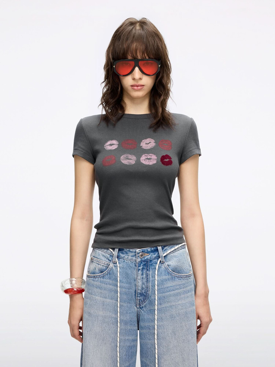 camiseta con cuello redondo y estampado de labios