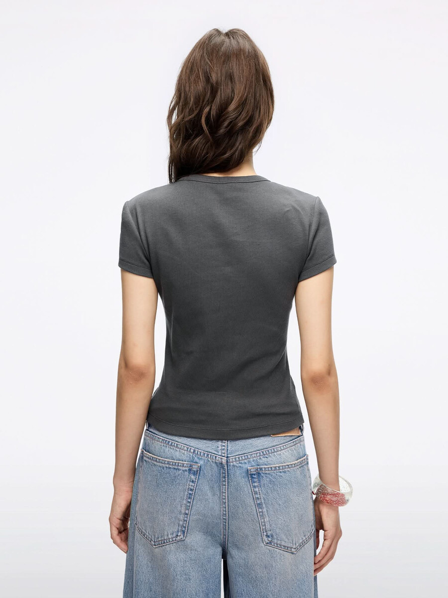 camiseta con cuello redondo y estampado de labios