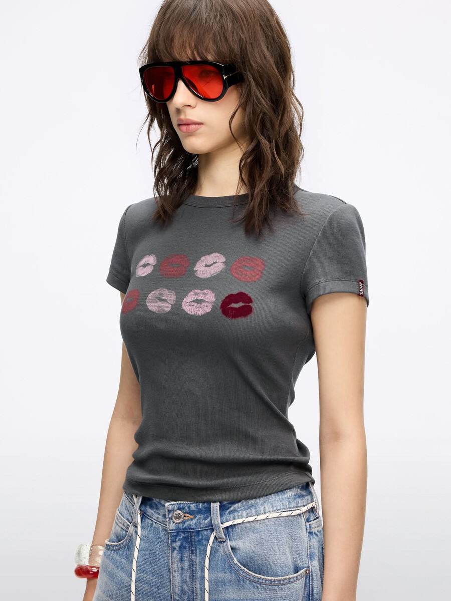 camiseta con cuello redondo y estampado de labios