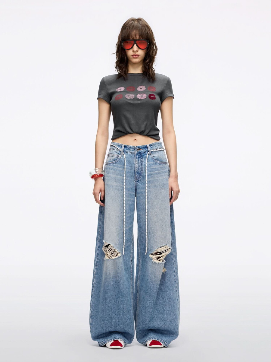 camiseta con cuello redondo y estampado de labios