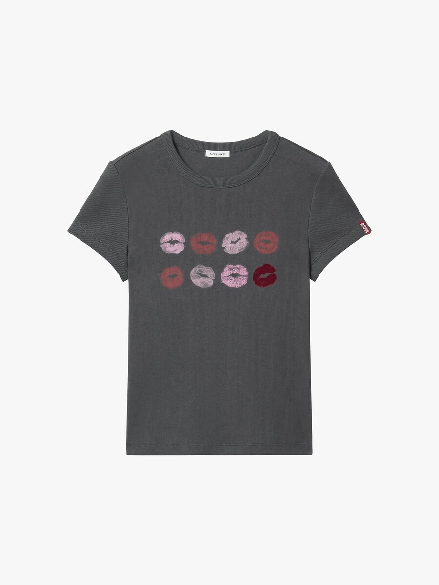 camiseta con cuello redondo y estampado de labios