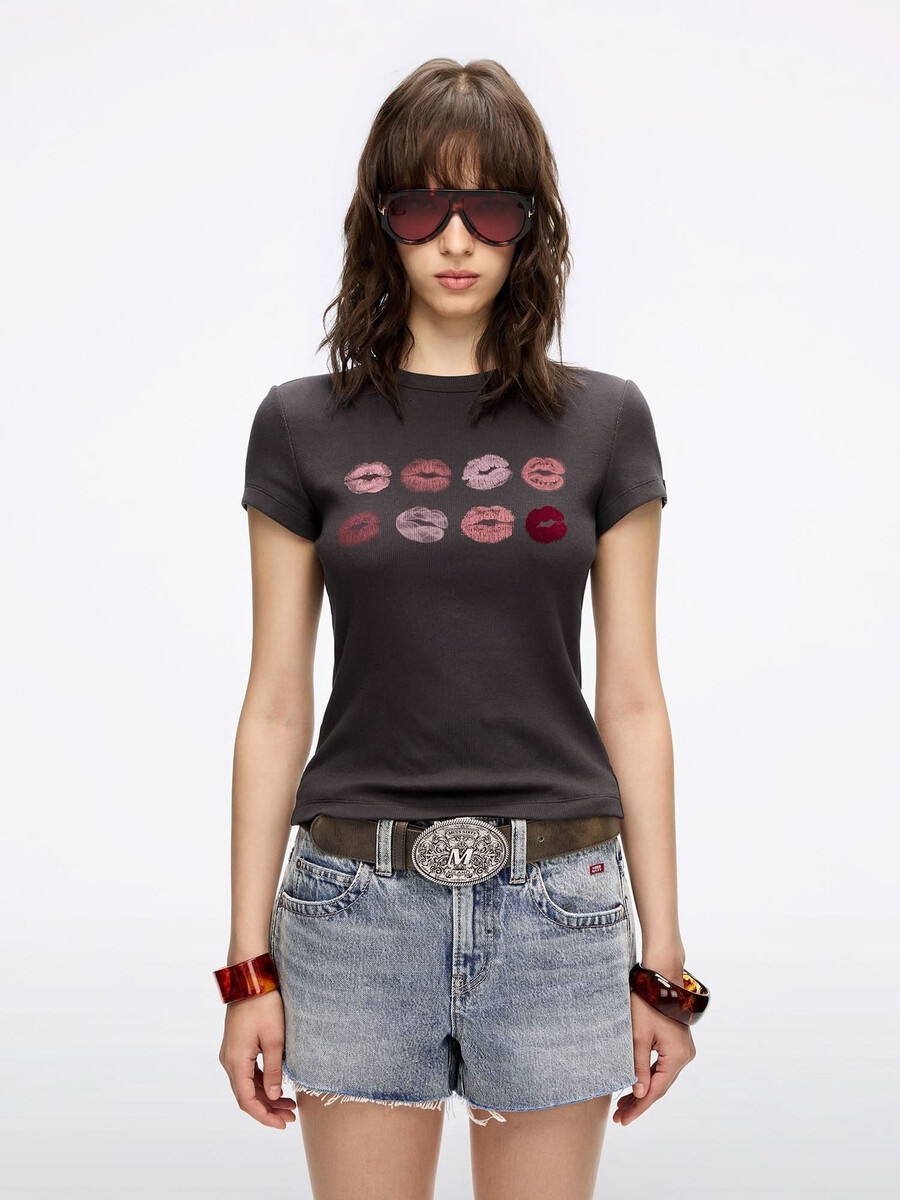camiseta con cuello redondo y estampado de labios