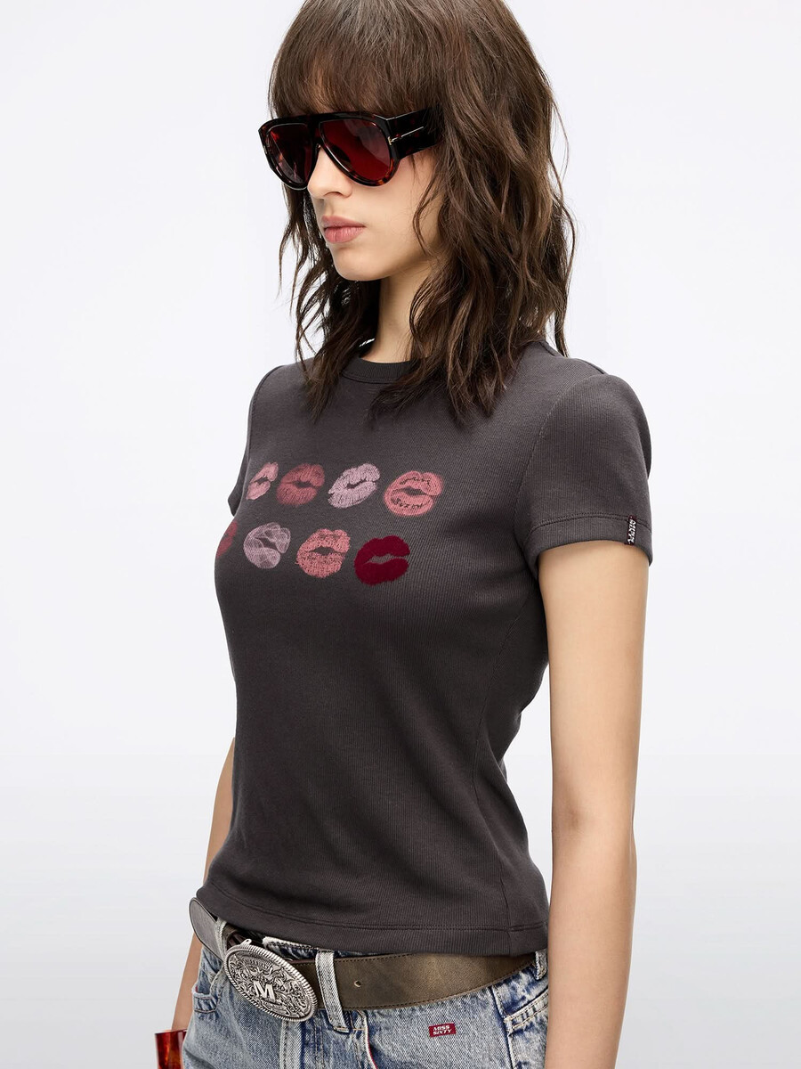 camiseta con cuello redondo y estampado de labios