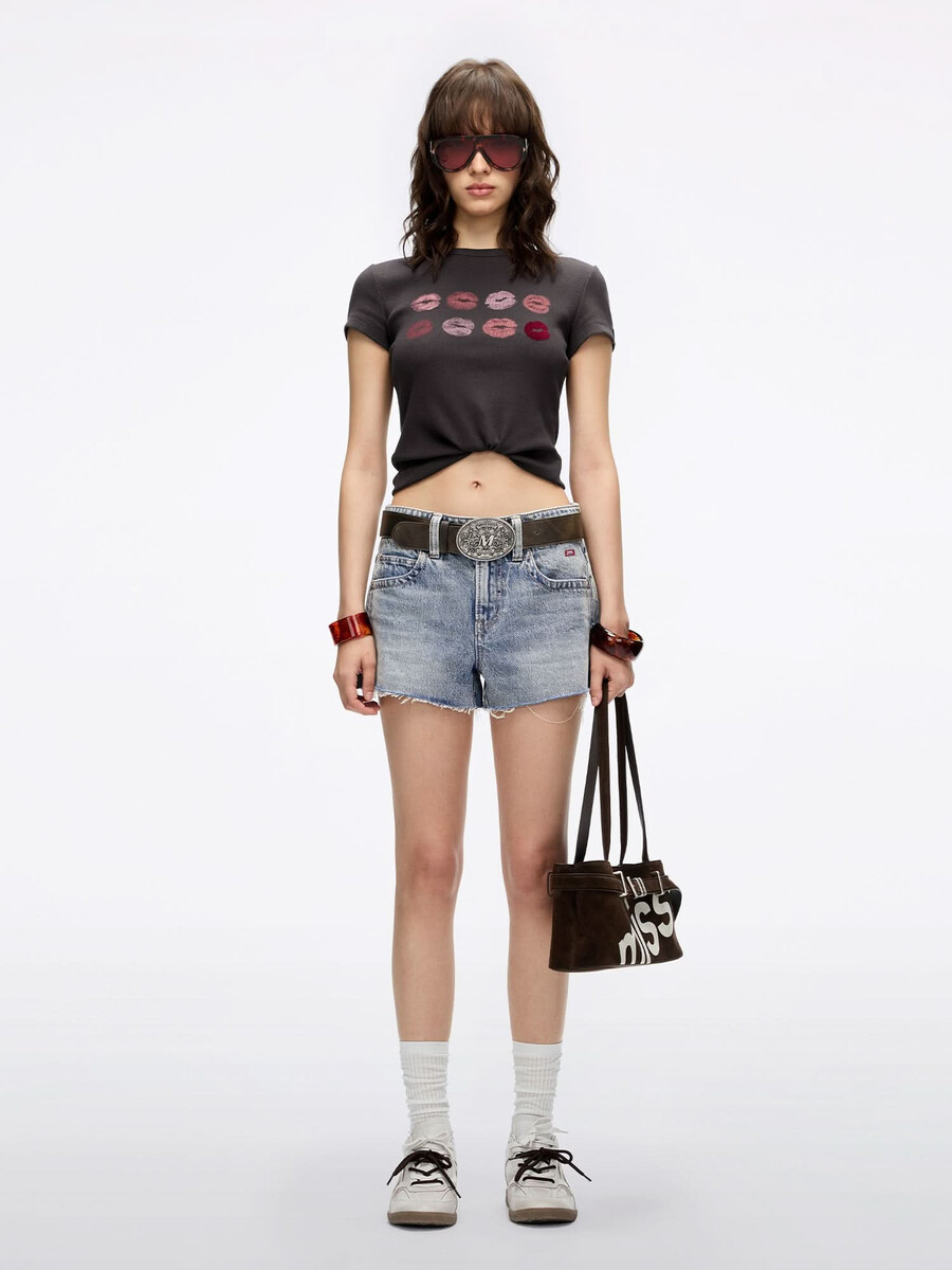 camiseta con cuello redondo y estampado de labios