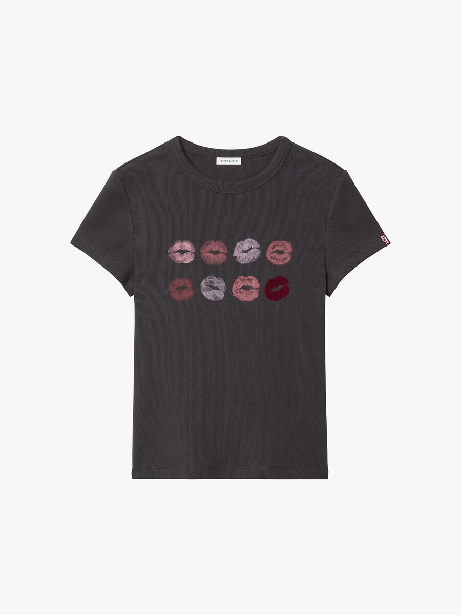 camiseta con cuello redondo y estampado de labios
