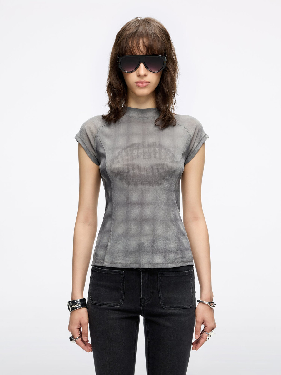 camiseta con cuello alto y estampado de labios