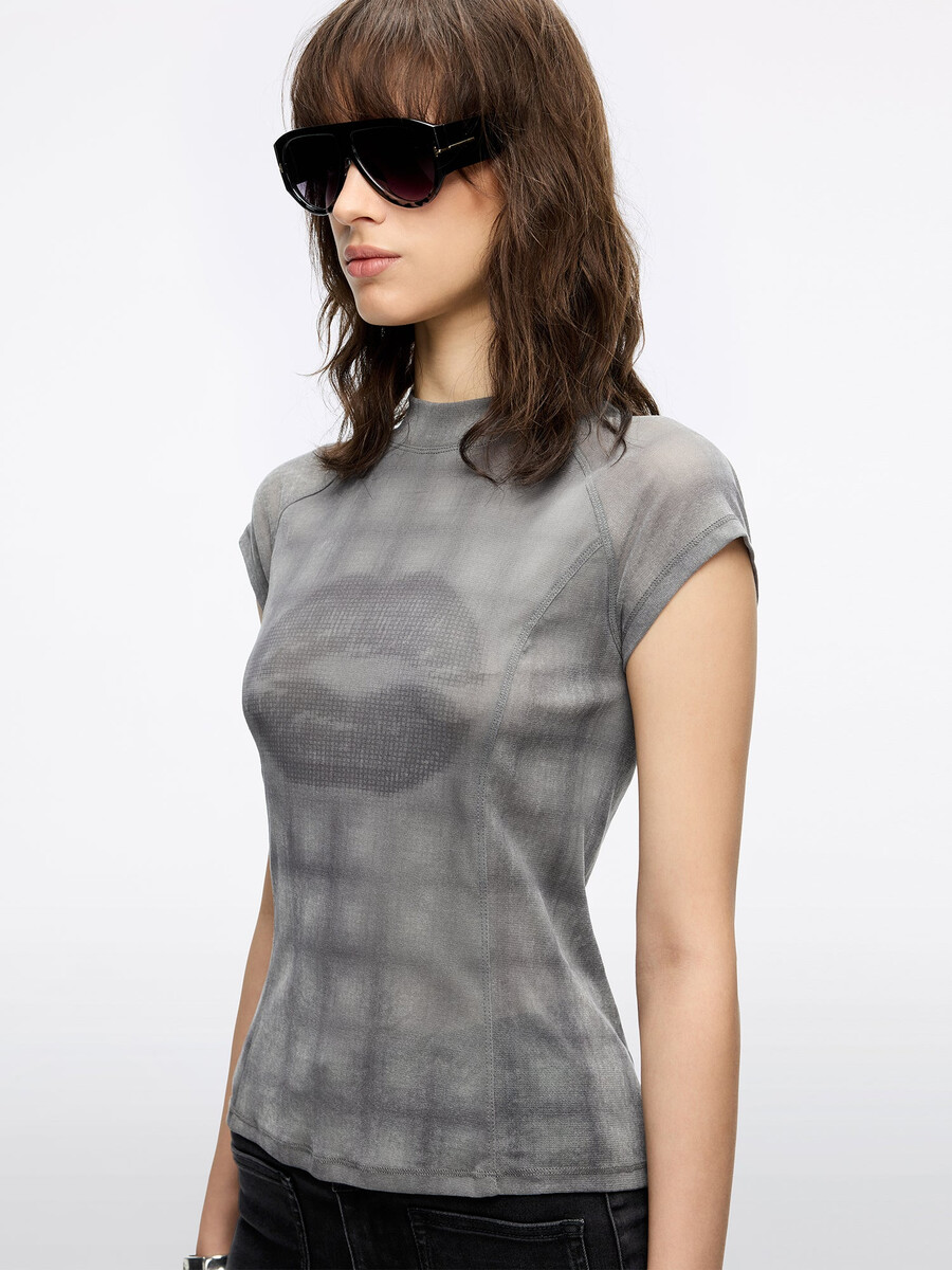 camiseta con cuello alto y estampado de labios