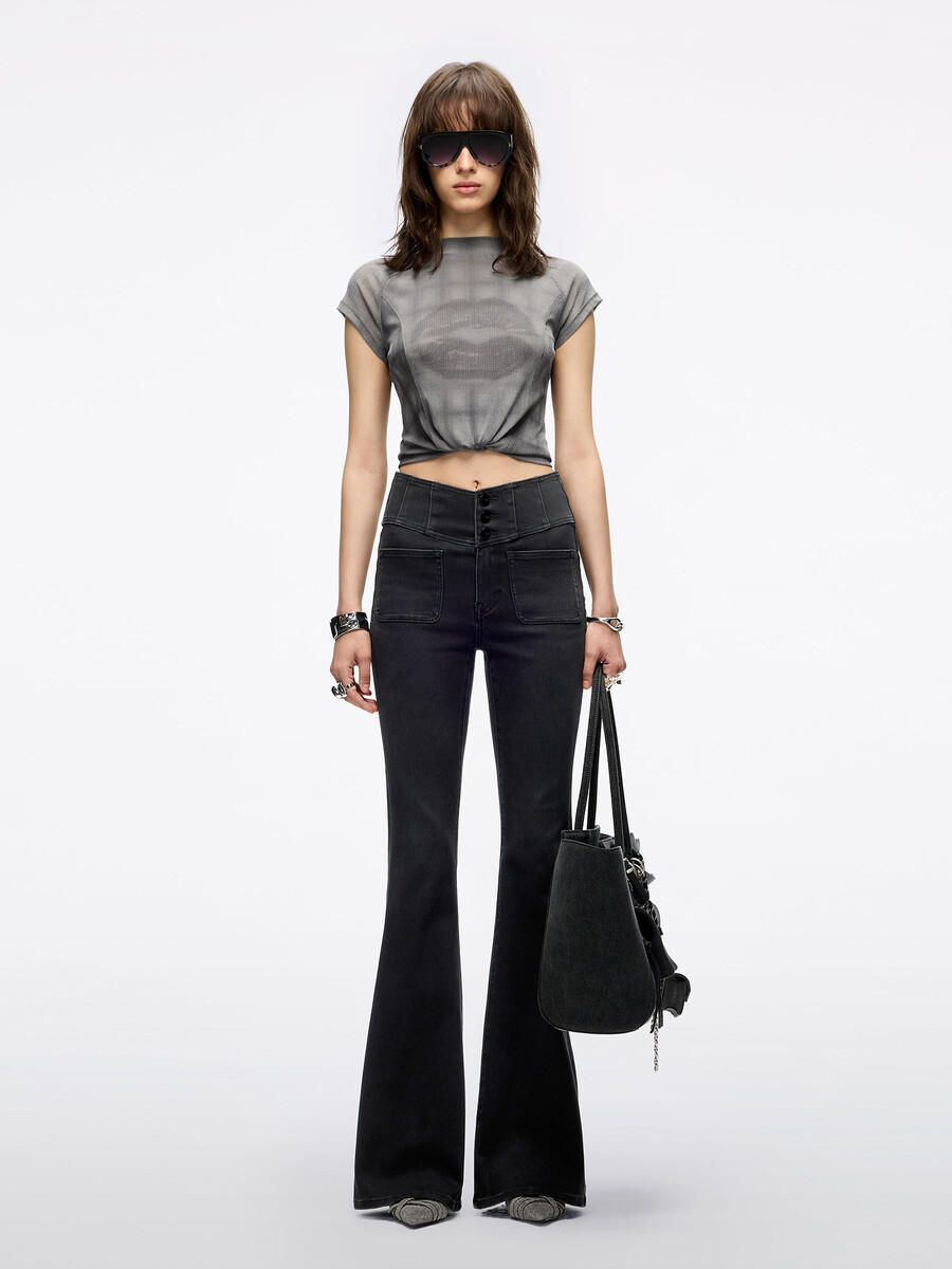 camiseta con cuello alto y estampado de labios