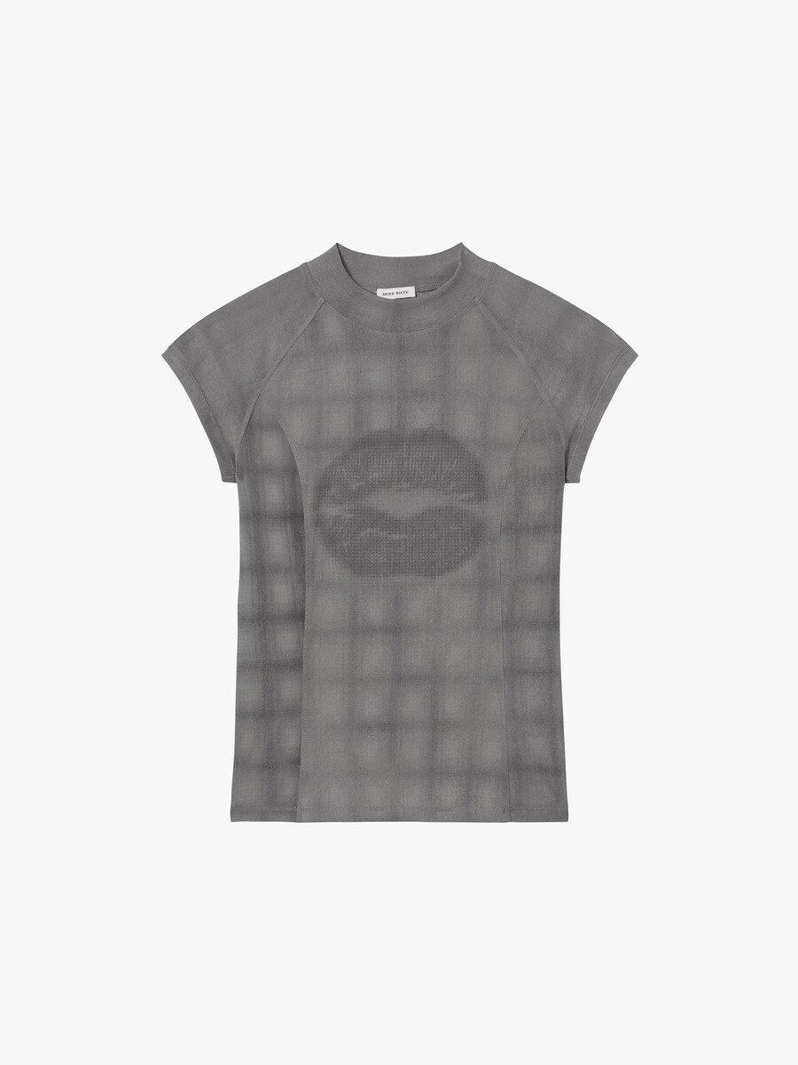 camiseta con cuello alto y estampado de labios
